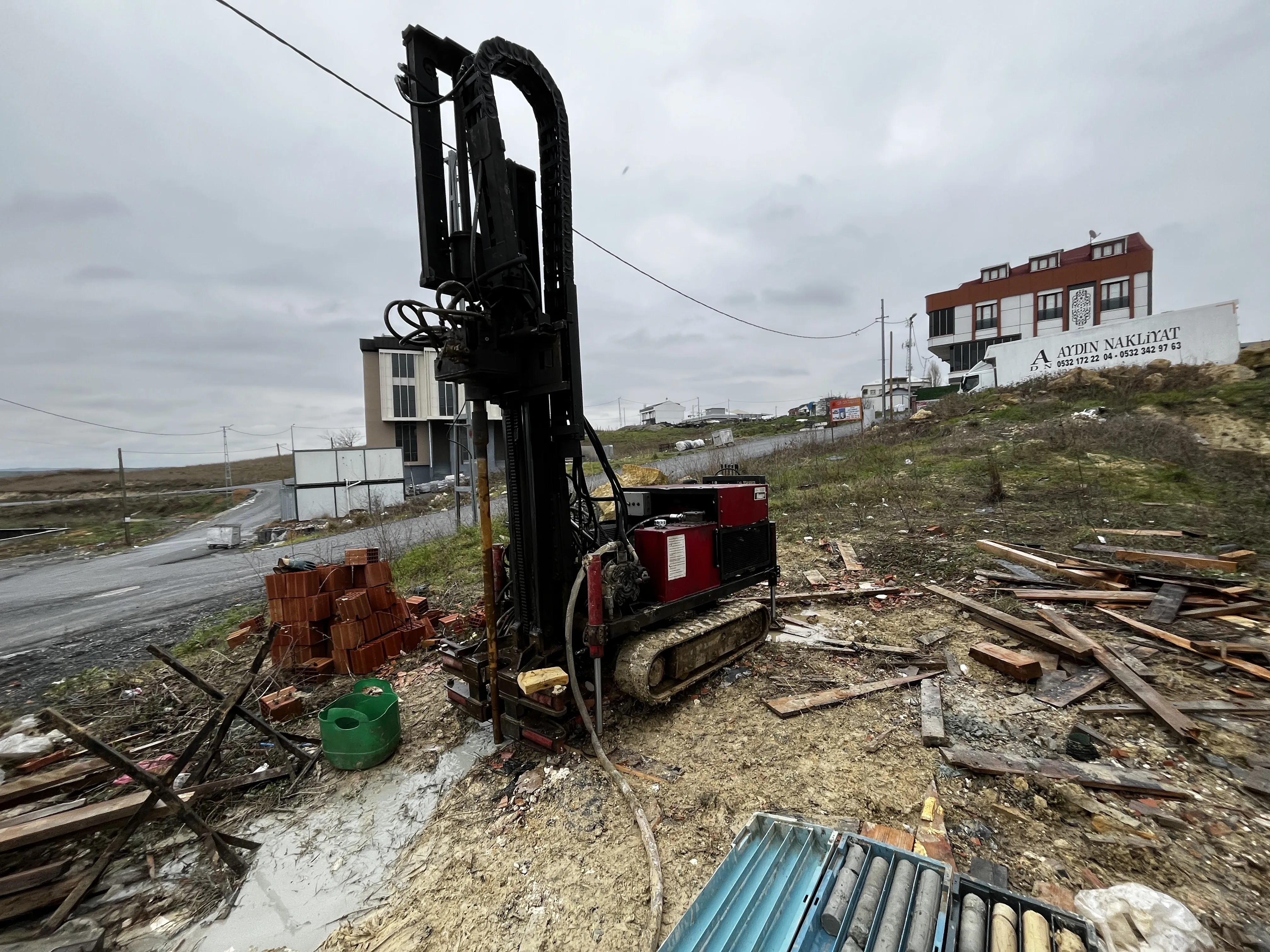 Jeoteknik sondaj makinesiyle yürütülen saha çalışması